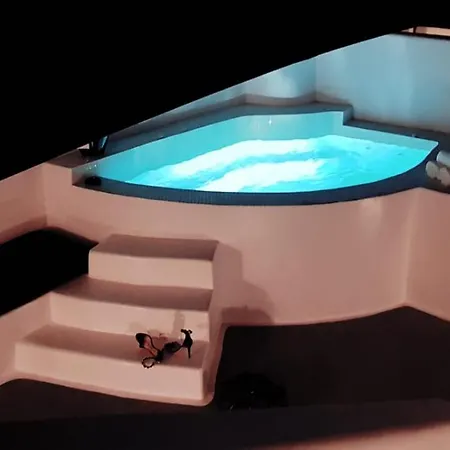 Chay Luxury Cave Megalochori (Santorini)