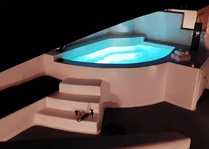 Chay Luxury Cave Megalochori (Santorini)