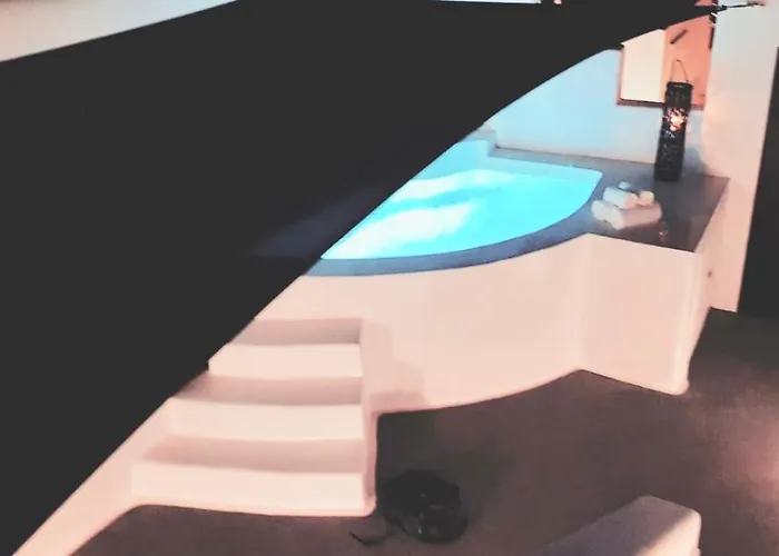 Chay Luxury Cave Megalochori (Santorini)