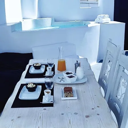 Chay Luxury Cave Megalochori (Santorini)